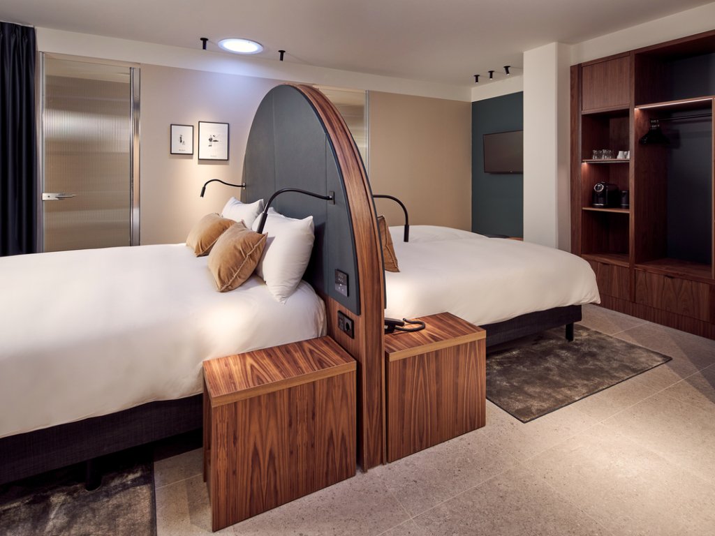 Friends & Family (four people) – Inside Room